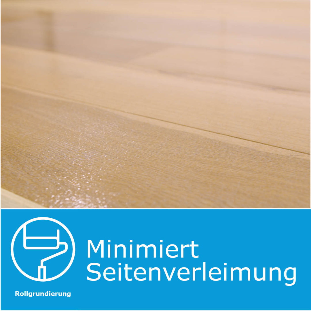 Anwendung der Rollgrundierung OLI-AQUA PRIME 15.81 auf Parkettfussboden, minimiert Seitenverleimung