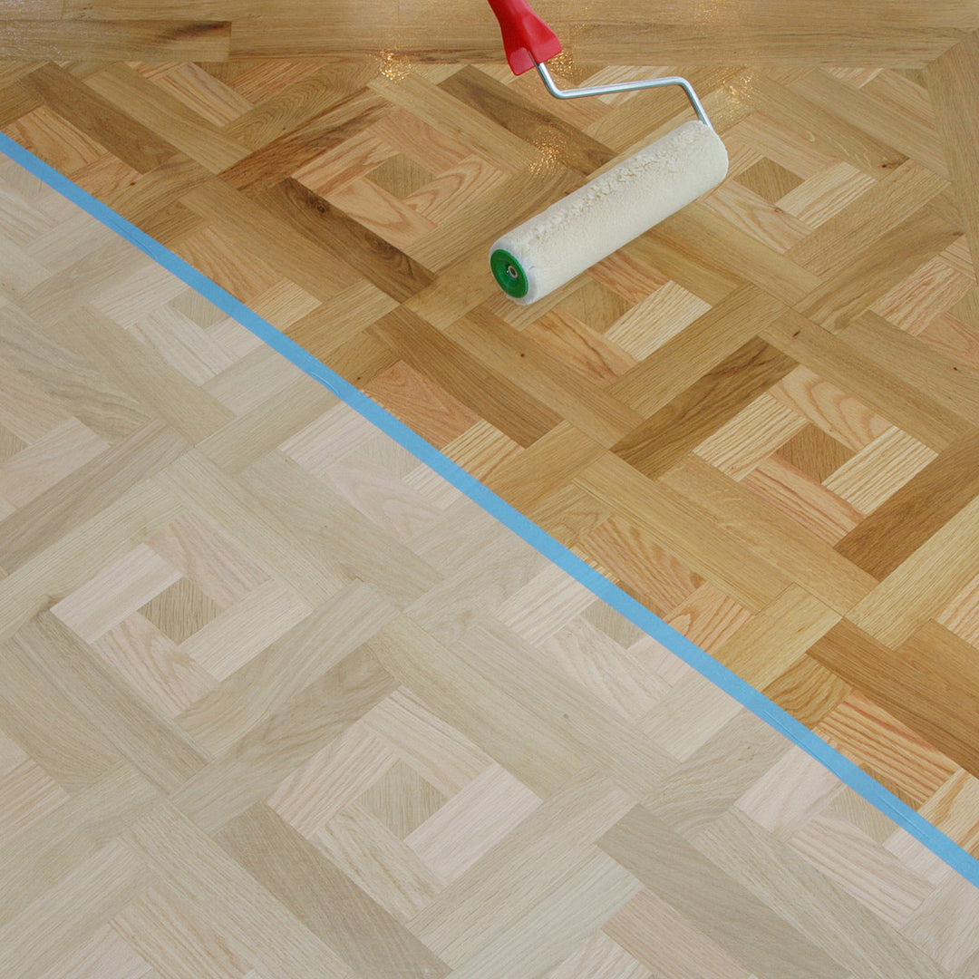 Auftrag von OLI-AQUA STANDARD 15.50 mit einer Lackrolle auf Holzparkett