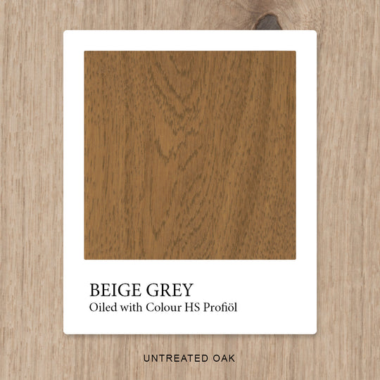 Eiche mit HS Profiöl COLOUR Beige Grey geölt, vor unbehandelter Eiche als Vergleichshintergrund.