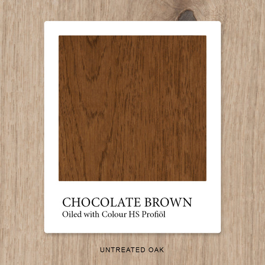 Eiche mit HS Profiöl COLOUR Chocolate Brown geölt, vor unbehandelter Eiche als Vergleichshintergrund.