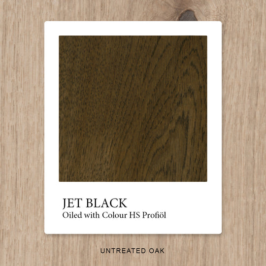 Eiche mit HS Profiöl COLOUR Jet Black geölt, vor unbehandelter Eiche als Vergleichshintergrund.