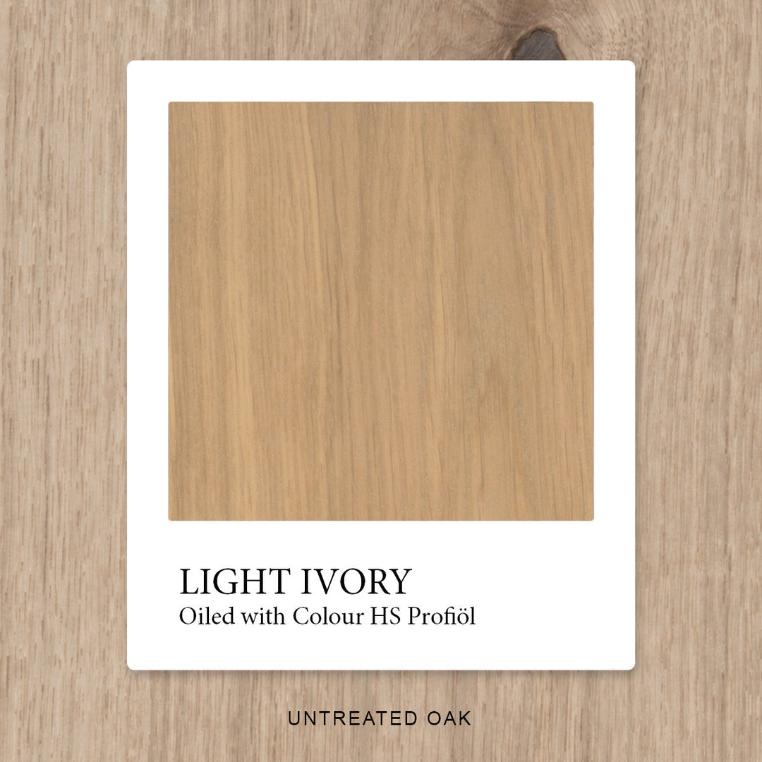 Eiche mit HS Profiöl COLOUR Light Ivory geölt, vor unbehandelter Eiche als Vergleichshintergrund.