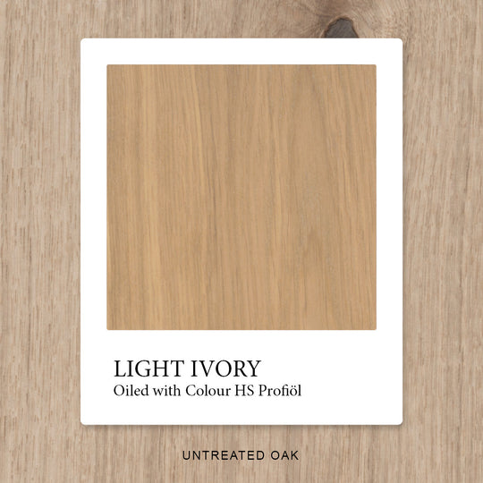 Eiche mit HS Profiöl COLOUR Light Ivory geölt, vor unbehandelter Eiche als Vergleichshintergrund.