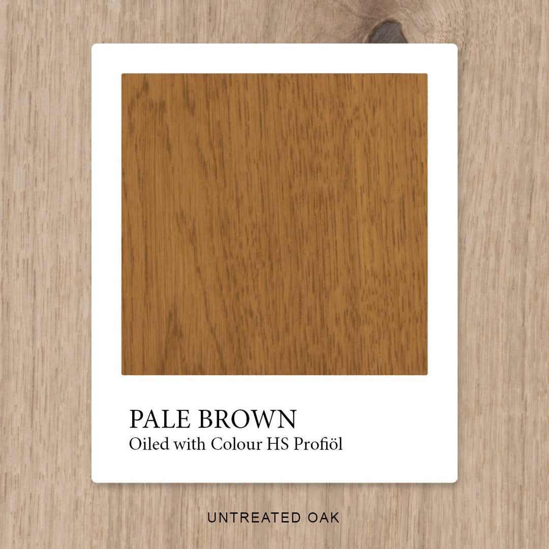 Eiche mit HS Profiöl COLOUR Pale Brown geölt, vor unbehandelter Eiche als Vergleichshintergrund.