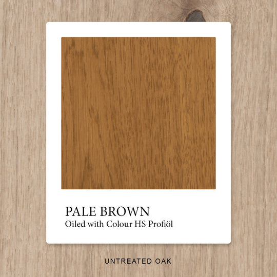 Eiche mit HS Profiöl COLOUR Pale Brown geölt, vor unbehandelter Eiche als Vergleichshintergrund.