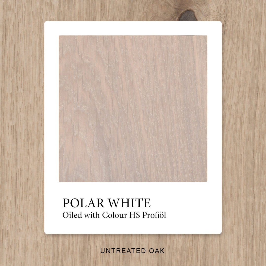 Eiche mit HS Profiöl COLOUR Polar White geölt, vor unbehandelter Eiche als Vergleichshintergrund.