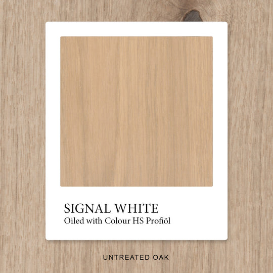 Eiche mit HS Profiöl COLOUR Signal White geölt, vor unbehandelter Eiche als Vergleichshintergrund