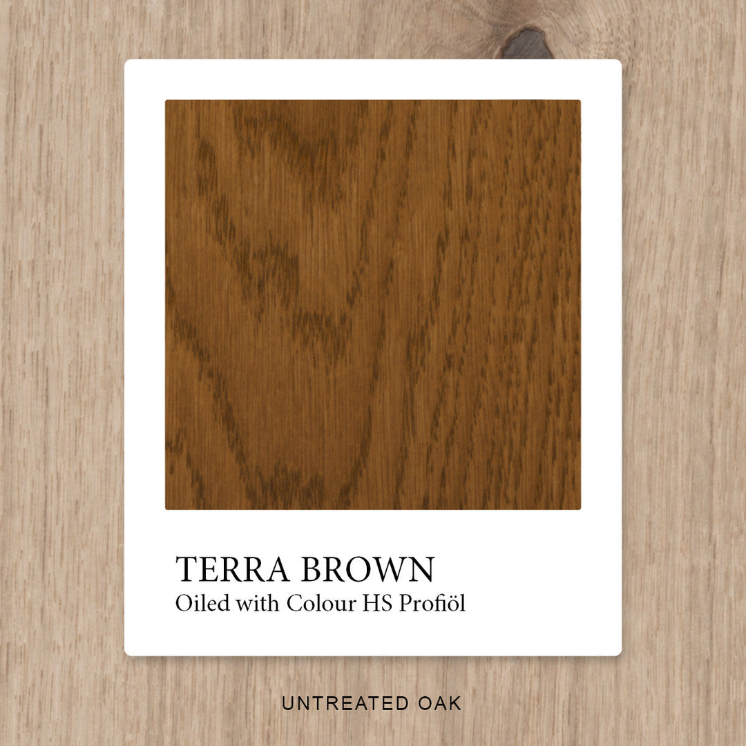 Eiche mit HS Profiöl COLOUR Terra Brown geölt, vor unbehandelter Eiche als Vergleichshintergrund.