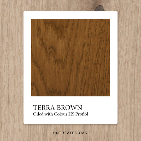 Eiche mit HS Profiöl COLOUR Terra Brown geölt, vor unbehandelter Eiche als Vergleichshintergrund.