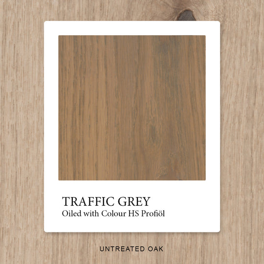 Eiche mit HS Profiöl COLOUR Traffic Grey A geölt, vor unbehandelter Eiche als Vergleichshintergrund.