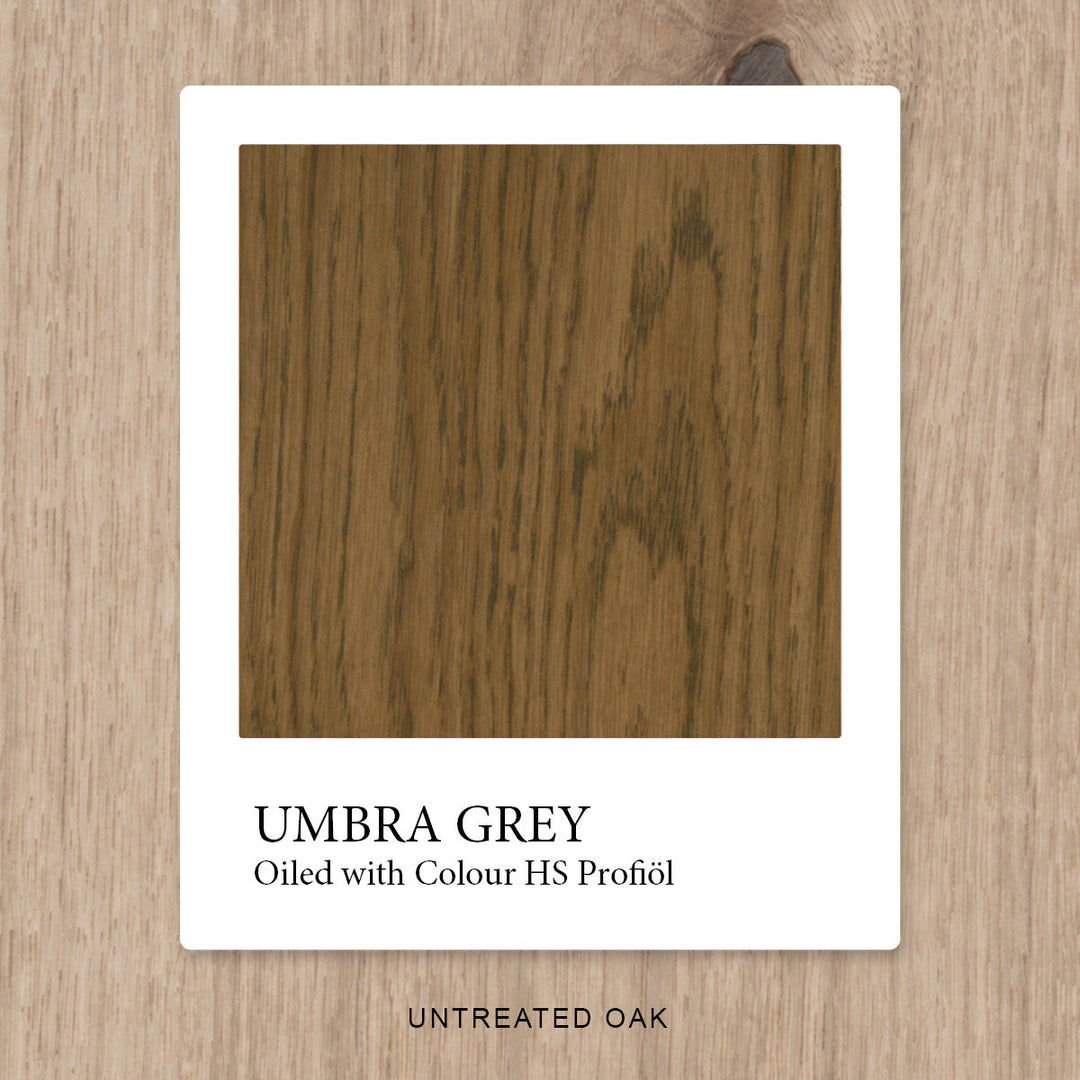 Eiche mit HS Profiöl COLOUR Umbra Grey geölt, vor unbehandelter Eiche als Vergleichshintergrund.