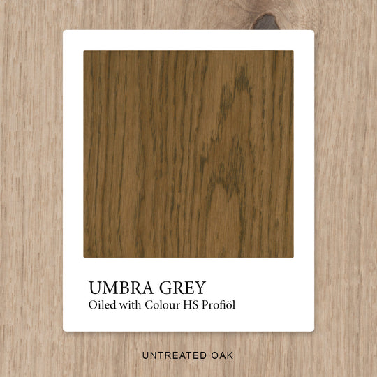Eiche mit HS Profiöl COLOUR Umbra Grey geölt, vor unbehandelter Eiche als Vergleichshintergrund.