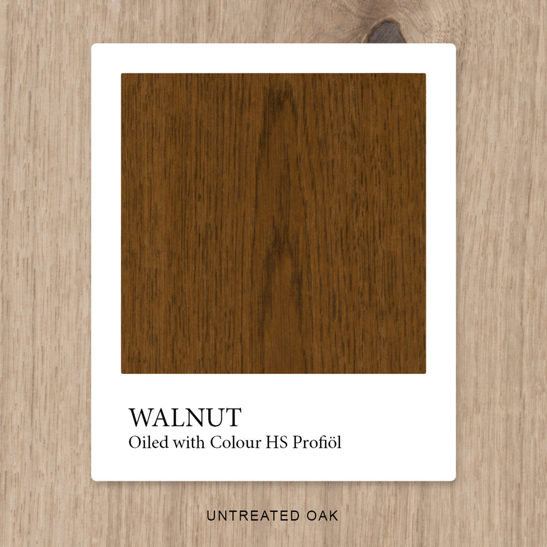 Eiche mit HS Profiöl COLOUR Walnut geölt, vor unbehandelter Eiche als Vergleichshintergrund.
