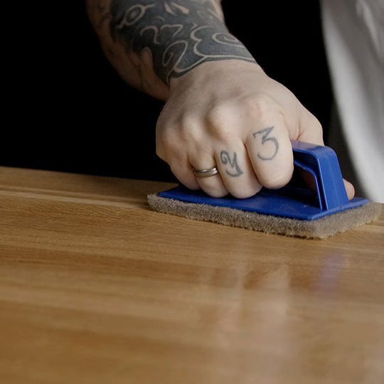 OLI NATURA HS Profiöl NATUR wird mit einem Handpad in eine Holzoberfläche eingearbeitet.