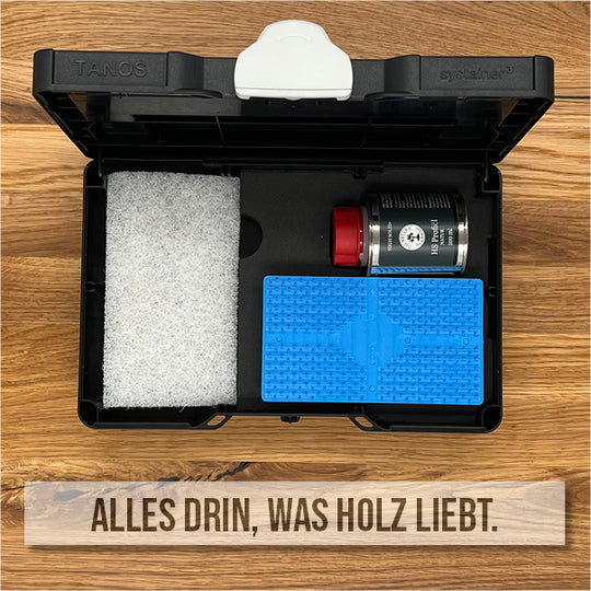 OLI-NATURA MasterCase Collector’s Edition – Holzöl-Set in schwarzer Box auf Holzuntergrund