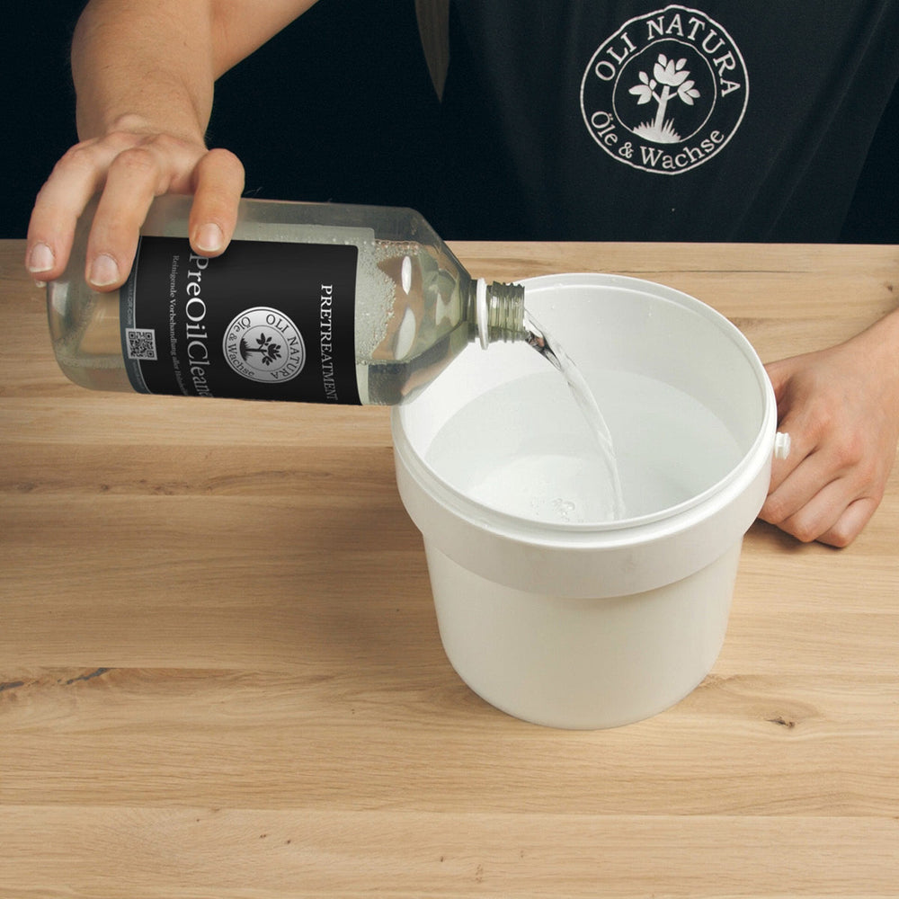 OLI NATURA® PreOilCleaner wird in einen Eimer mit Wasser gegossen