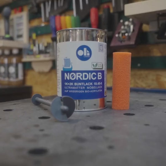 NORDIC B – ultramatter, wasserbasierter 2in1-Buntlack mit Bio-Acrylaten für Holz und Möbel im Innenbereich. Lichtecht, hochdeckend, in 15 Farbtönen erhältlich. Ideal für Türen, Küchenfronten & Leisten. Stumpfmattes Finish, robust & optional als 2K-Lack.