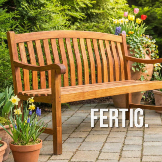 Frisch geölte Teak Gartenbank im Garten – Holz geschützt und aufgefrischt